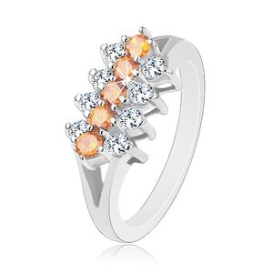 Błyszczący pierścionek ozdobiony cyrkoniowymi pasami bezbarwnego i pomarańczowego koloru - Rozmiar : 48