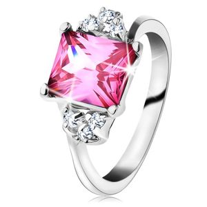 Błyszczący pierścionek w srebrnym odcieniu, prostokątna cyrkonia różowego koloru - Rozmiar : 62