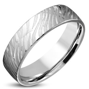 Błyszczący stalowy pierścionek srebrnego koloru - matowy motyw zebry, 6 mm - Rozmiar : 60