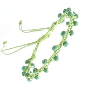 Bransoletka z zielonym sznurkiem ozdobiona koralikami