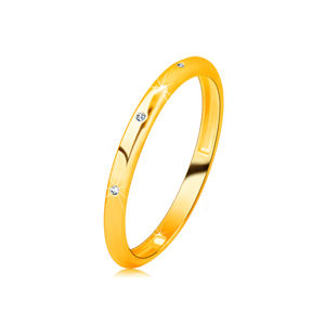 Brylantowa obrączka z żółtego 14K złota - trzy okrągłe bezbarwne diamenty, gładka powierzchnia - Rozmiar : 54