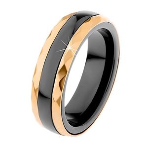 Ceramiczny pierścionek czarnego koloru, oszlifowane stalowe pasy w złotym odcieniu - Rozmiar : 51
