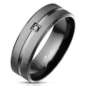 Czarny stalowy pierścionek - czarna cyrkonia w lśniącym nacięciu, matowe paski, gładka powierzchnia - Rozmiar : 65