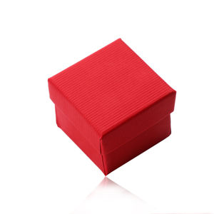Czerwone kwadratowe pudełko na kolczyki lub pierścionek, matowa prążkowana powierzchnia