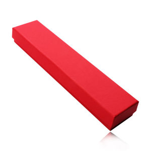 Czerwone podłużne pudełko na łańcuszek lub bransoletkę, matowa prążkowana powierzchnia