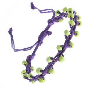 Fioletowa bransoletka przyjaźni - zielone koraliki na sznurku