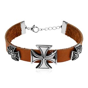 Jasnobrązowa bransoletka ze sztucznej skóry, trzy maltańskie krzyże srebrnego koloru
