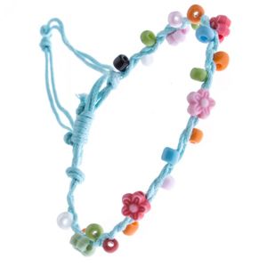 Jasnoniebieska bransoletka sznurkowa - kolorowe koraliki i kwiatki