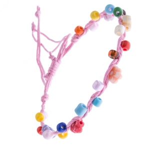Jasnoróżowa bransoletka sznurkowa z kolorowymi koralikami i kwiatkami