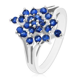 Lśniący pierścionek - srebrny kolor, rozgałęzione ramiona, ciemnoniebieskie okrągłe cyrkonie - Rozmiar : 57