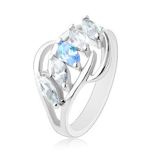 Lśniący pierścionek srebrnego koloru, łuki, ziarnka bezbarwnego i niebieskiego koloru - Rozmiar : 58