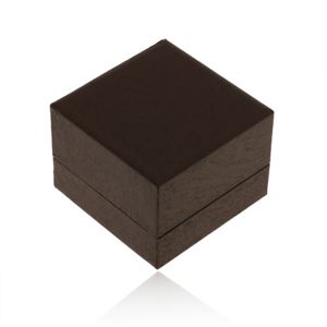 Matowe ciemnobrązowe pudełeczko na pierścionek, imitacja drewna, delikatne czarne nacięcia