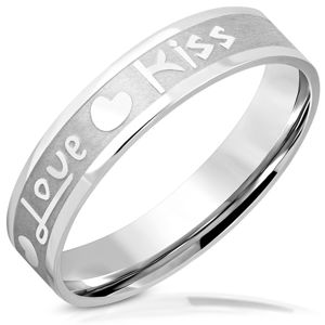 Obrączka z stali - matowy pasek z błyszczącymi krawędziami, napisem „Love” i „Kiss”, serca, 5 mm - Rozmiar : 46