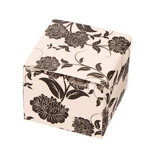 Ozdobne pudełko na kolczyki - czarne kwiaty na beżowym tle