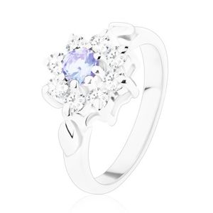 Połyskliwy pierścionek z cyrkoniowym kwiatkiem jasnofioletowego i bezbarwnego koloru, listki - Rozmiar : 50
