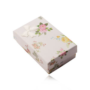 Prostokątne pudełeczko na kolczyki i pierścionek kremowo-białego koloru, motyw kwiatowy, kokardka