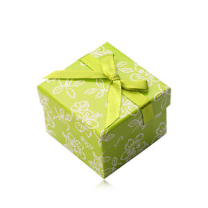 Pudełeczko prezentowe z papieru w jasnozielonym odcieniu, zielona wstążka z kokardką, kwiaty
