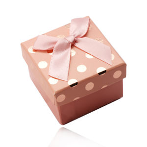 Pudełko papierowe w kolorze brzoskwiniowym na kolczyki lub pierścionek, błyszczące kropeczki, kokardka