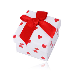 Pudełko prezentowe na kolczyki lub pierścionek białego koloru, czerwone serduszka, kokardka