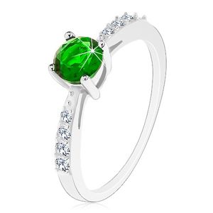 Srebrny 925 pierścionek, lśniące ramiona wyłożone przezroczystymi cyrkoniami, zielona cyrkonia - Rozmiar : 50
