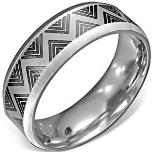 Stalowy pierścionek - satynowa powierzchnia ze wzorem czarnego zygzaka  - Rozmiar : 57