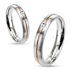 Stalowy pierścionek - srebrny, złoty rowek na środku oraz cyrkonia - Rozmiar : 55