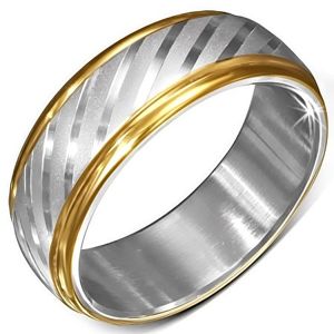 Stalowy pierścionek o złotych brzegach z satynowymi ukośnymi paseczkami - Rozmiar : 64