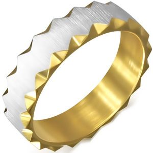 Stalowy pierścionek o złotym kolorze z satynowym pasem, trójkątne wcięcia - Rozmiar : 51