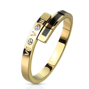 Stalowy pierścionek w kolorze złotym - czarny pasek, dwie przezroczyste cyrkonie, cyfry rzymskie, 2 mm - Rozmiar : 49