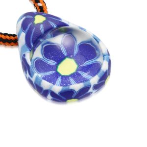 Sznurkowy naszyjnik - łza FIMO z niebieskimi kwiatami, szklana kuleczka