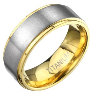 Tytanowy pierścionek koloru złotego z matowym srebrnym pasem - Rozmiar : 70