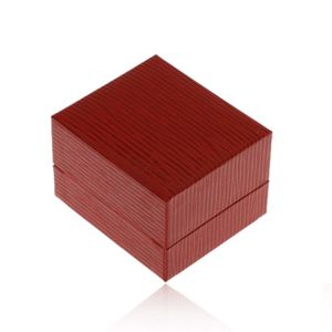 Upominkowe pudełeczko na kolczyki, skórzana powierzchnia ciemnoczerwonego koloru, nacięcia