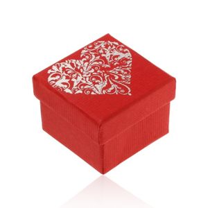 Upominkowe pudełeczko w czerwonym odcieniu, duże ozdobione serce srebrnego koloru