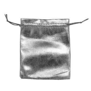 Upominkowy woreczek z materiału lśniącego srebrnego koloru, sznurek