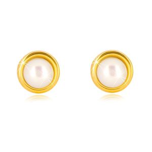 Złote kolczyki 375 - słodkowodna perła białego koloru w okrągłej oprawie, sztyfty
