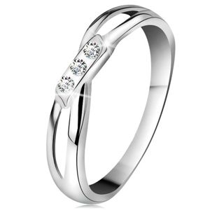 Złoty 14K pierścionek - trzy okrągłe diamenty bezbarwnego koloru, rozdzielone ramiona, białe złoto - Rozmiar : 54