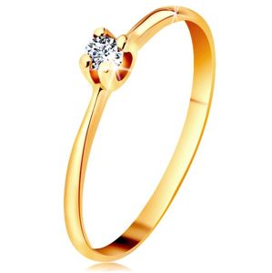 Złoty pierścionek 585 - błyszczący bezbarwny brylant w czteroramiennym koszyczku, zwężone ramiona - Rozmiar : 51