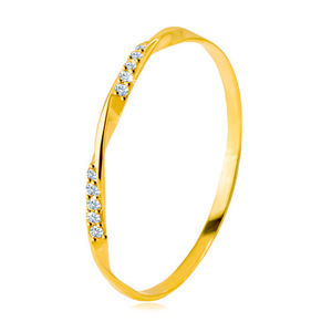 Złoty pierścionek 585 - gładka falista linia ozdobiona błyszczącymi cyrkoniami w przezroczystym odcieniu - Rozmiar : 59